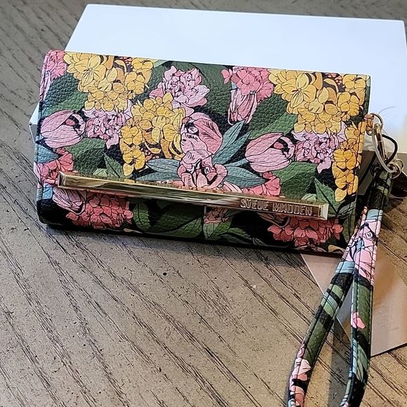 Steve Madden Handbags - Steve Madden floral wallet NWT 💛💚